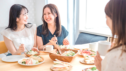 みんなでお昼ご飯を食べる美容師アシスタント